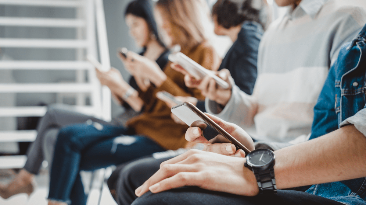 People scrolling on cellphones | Ultimate Nutrition