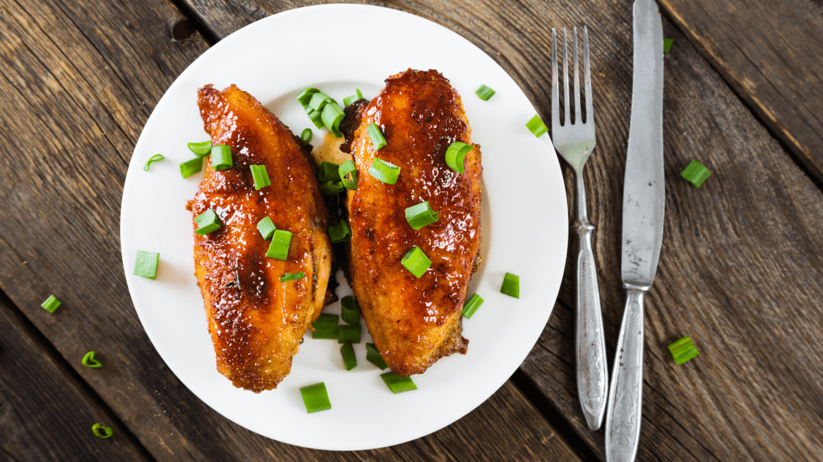 Honey Sriracha Chicken on a plate | Ultimate Nutrition