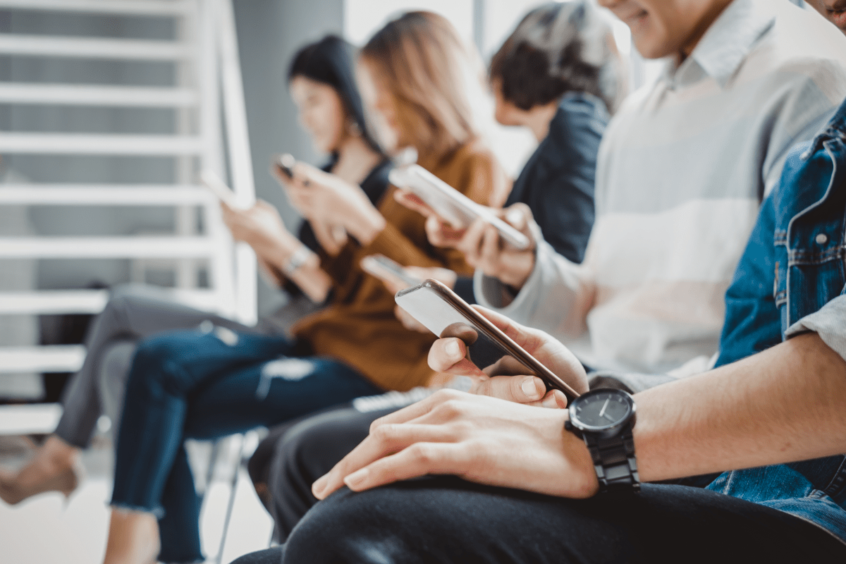 People scrolling on cellphones | Ultimate Nutrition
