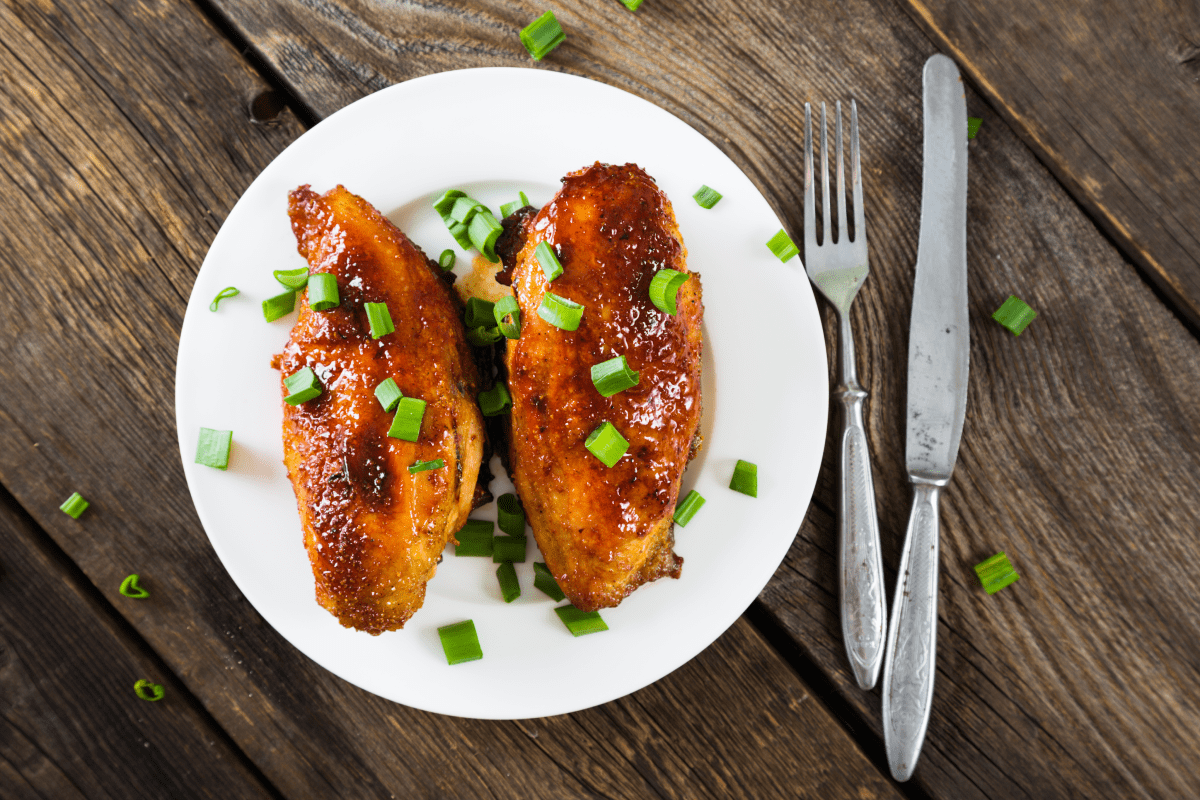 Honey Sriracha Chicken on a plate | Ultimate Nutrition