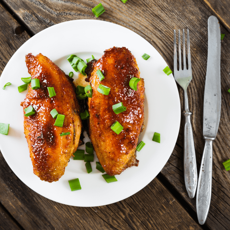 Honey Sriracha Chicken on a plate | Ultimate Nutrition