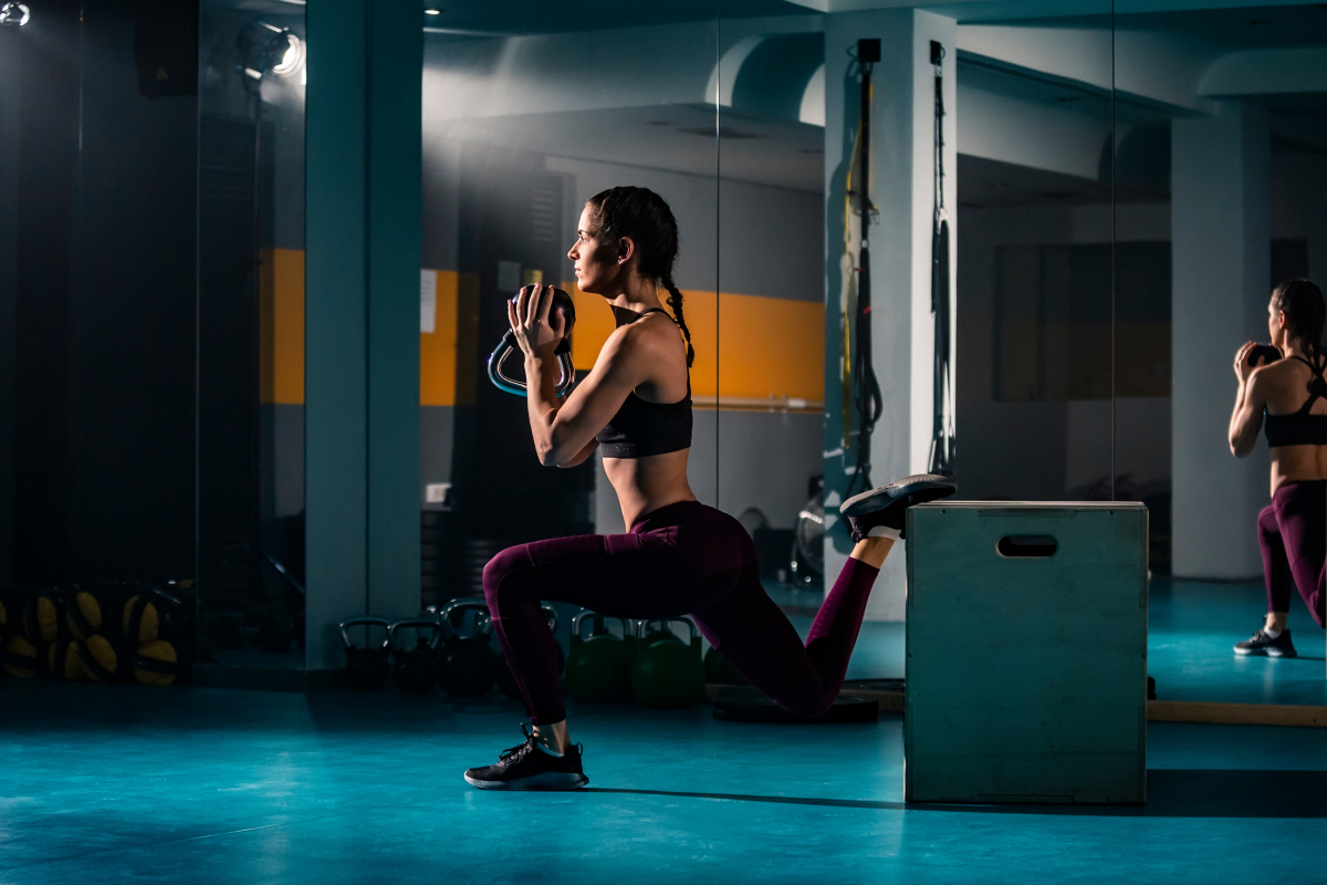 Cómo hacer sentadillas divididas búlgaras con la forma adecuada | Ultimate Nutrition